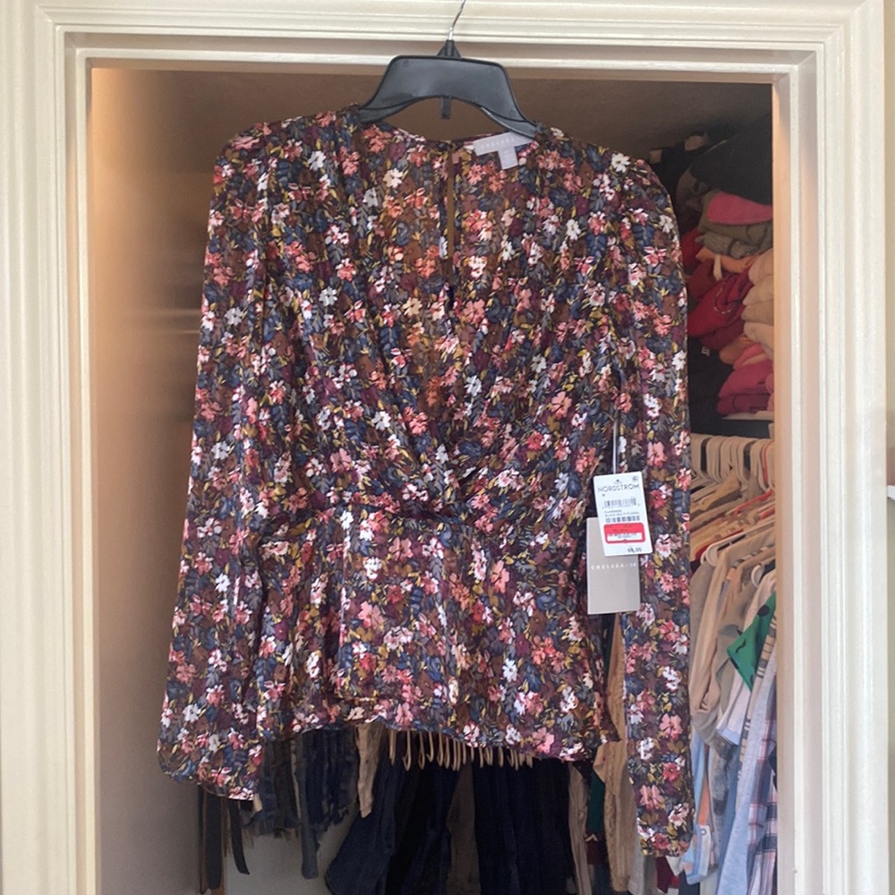 Floral top size M. Nwt
